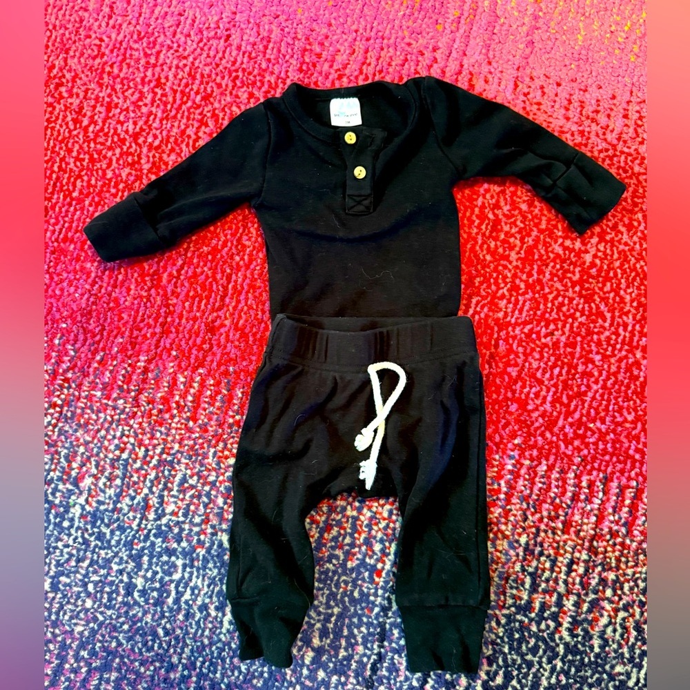 Little ones shop black, long sleeve onesie with sweatpants 3m